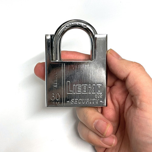 Closed shackle padlock outdoor - closed,
